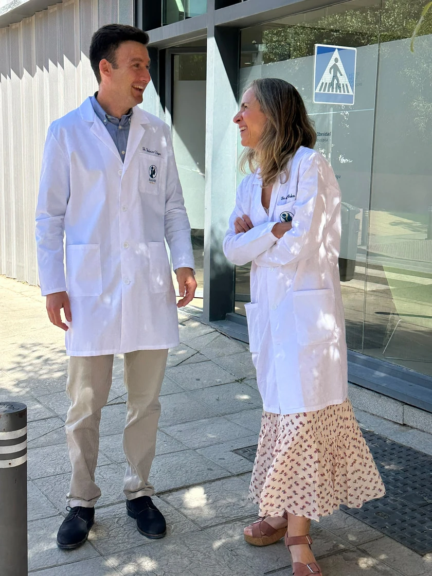 La Dra. de la Orden y el Dr. López en la calle durante la sesión de fotos