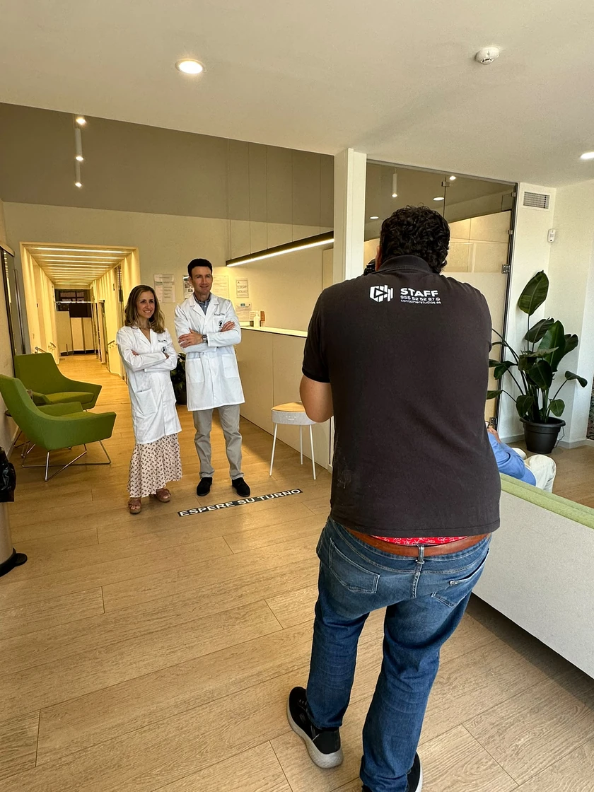 El fotógrafo preparando una toma en HAGNES Medical, San Bernardo