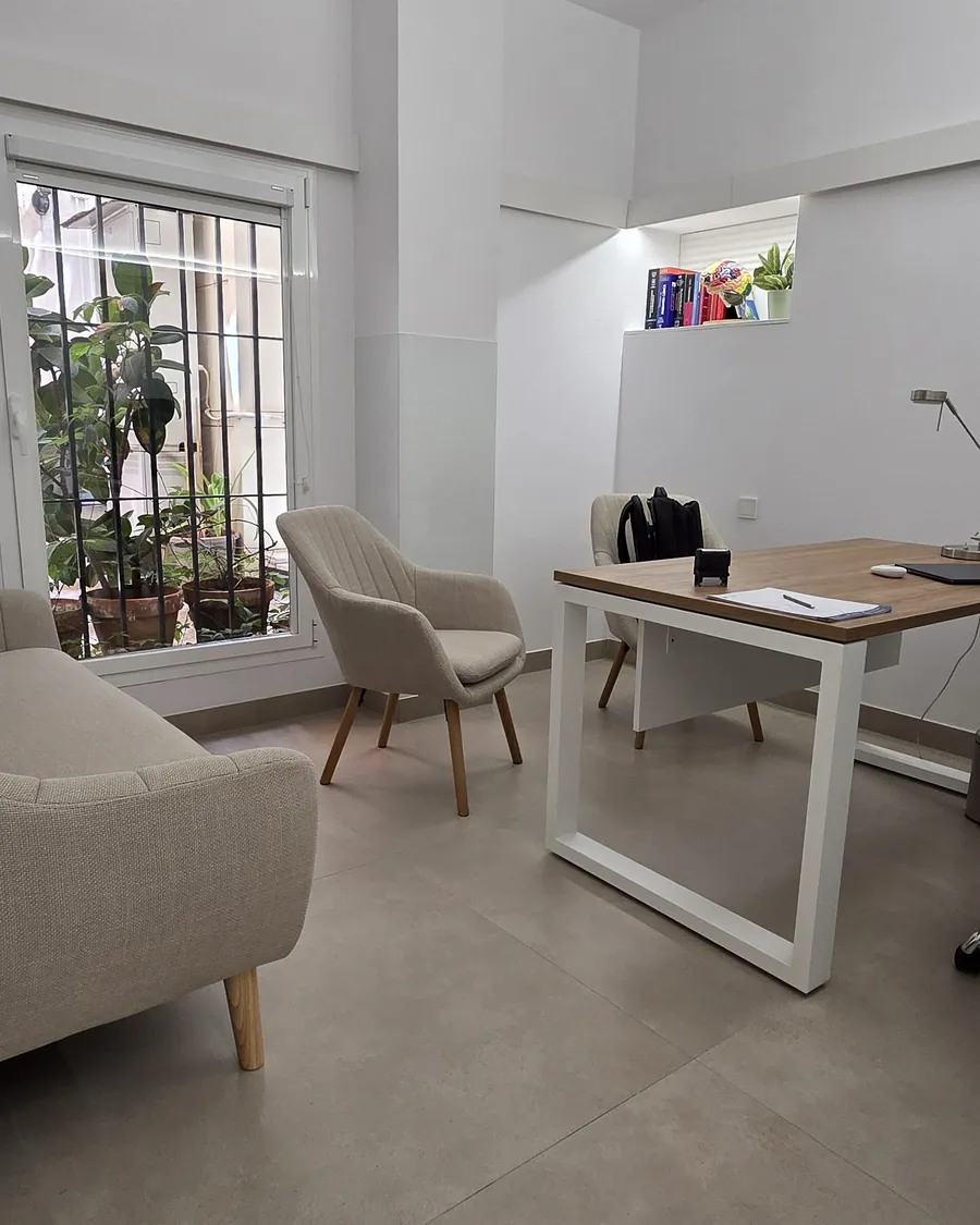 Consulta de HAGNES Medical con luz natural, C/ San Bernardo, Sevilla