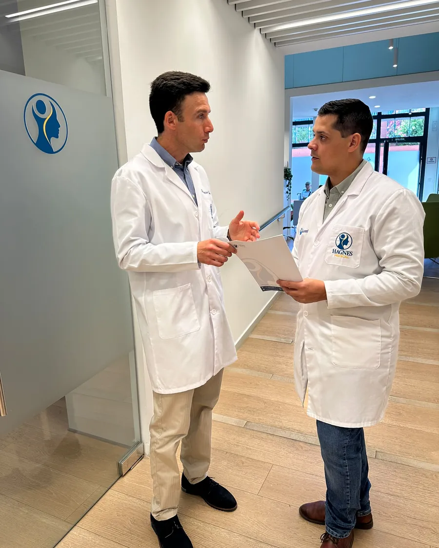 El Dr. López y el técnico de la unidad comentan un caso, HAGNES Medical