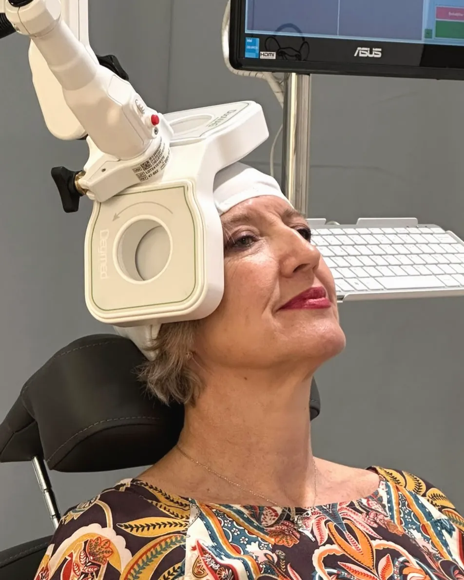 Primer plano de una sesión de EMT: la bobina sobre el punto de estimulación, Unidad de Neuromodulación de HAGNES Medical