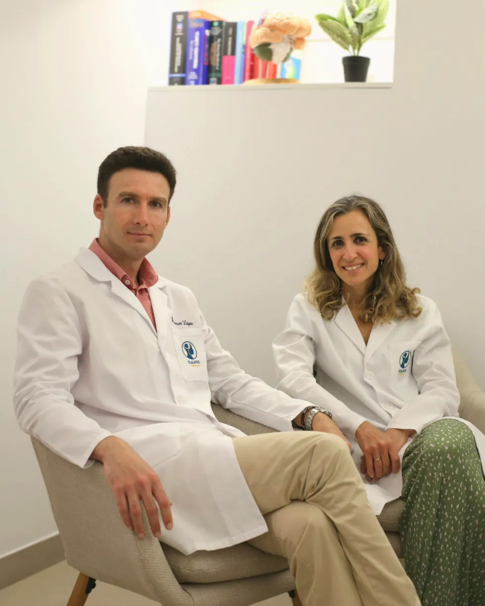 La Dra. de la Orden y el Dr. López, en consulta en HAGNES Medical